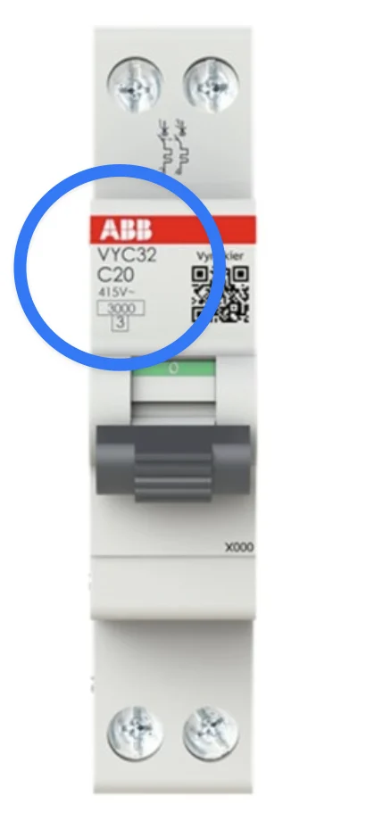 Een tweepolige automaat met twee aansluitschroeven bovenaan. Omcirkeld onder het merk: de typecode, C20, 415V~, het kortsluitvermogen 3000 in een kadertje en daaronder een 3.