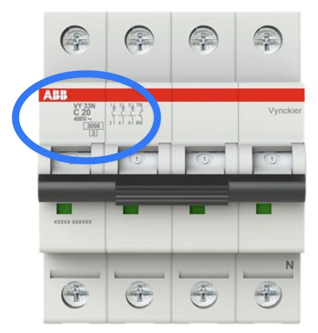 Een vierpolige automaat met vier aansluitschroeven bovenaan en een N bij de laatste pool. Omcirkeld onder het merk: de typecode, C 20, 400V~, het kortsluitvermogen 3000 in een kadertje en daaronder een 3.